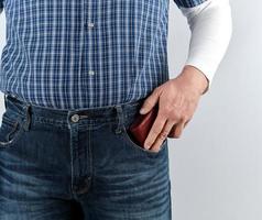 homme dans bleu jeans et une plaid chemise bouscule photo