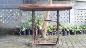 vieille table en bois rouillée dans le jardin, mise au point sélective. photo