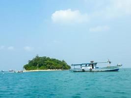 une petit île dans le Port de Merak, cilégon, banten. photo