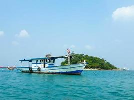 une petit île dans le Port de Merak, cilégon, banten. photo