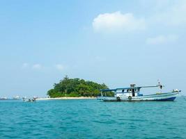 une petit île dans le Port de Merak, cilégon, banten. photo