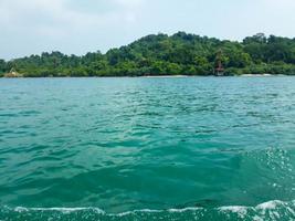 une petit île dans le Port de Merak, cilégon, banten. photo