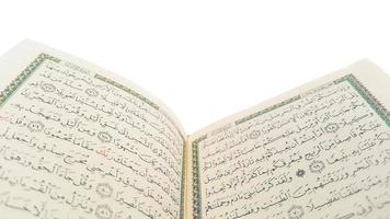 ouvrez les pages du coran avec un fond blanc. sourate al baqarah. lettres arabes. mise au point sélective sur les lettres. al-quran est un livre sacré de conseils islamiques isolés. notion religieuse. photo