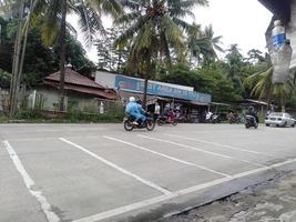 bogor, Indonésie, 2023 - laps de temps de gens sur route et leur activité avec la nature abstrait Contexte. photo