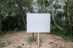 Vide blanc avertissement signe dans le milieu de le forêt, parfait pour une avertissement modèle de non Coupe vers le bas le forêt photo