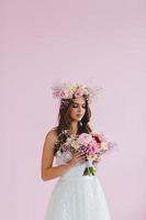 fermer portrait de magnifique la mariée avec fleur couronne sur sa tête photo