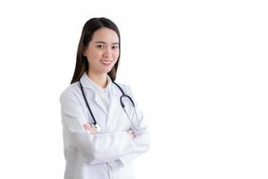 professionnel asiatique femme médecin porte médical manteau tandis que bras franchi isolé sur blanc Contexte dans santé protection concept. photo