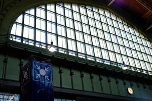 Assemblée point signe dans train station. photo