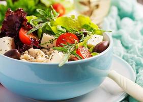 salade végétalienne. bol de petit-déjeuner avec flocons d'avoine, tomates, fromage, laitue et olives. la nourriture saine. bol bouddha végétarien. photo