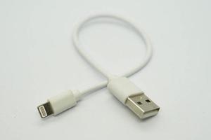 iphone chargeur avec une blanc Contexte. photo