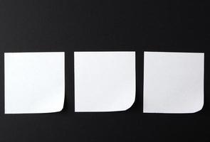 vide blanc feuille de papier sur une noir Contexte photo