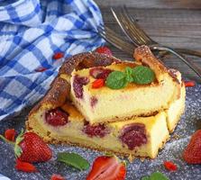 morceaux de cheesecake aux fraises photo