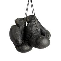 paire de gants de boxe en cuir noir vintage très anciens suspendus à une corde photo