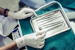 les dentistes choisissent l'équipement sur la table photo