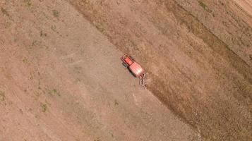 tracteur agricole dans un champ de terre photo