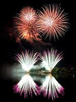 feux d'artifice rouges, blancs et roses photo