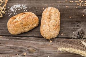 rustique baguette et blé sur un vieux ancien planche bois tableau. photo