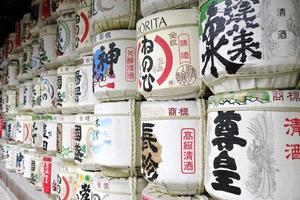 Tokyo, Japon - janvier 3, 2023 - Saké barils près le entrée à une temple dans Japon photo