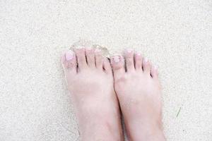 nu pieds sur une magnifique plage photo