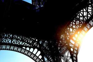 gigantesque courbe de Eiffel la tour avec Naturel lumière faisceau Contexte. photo