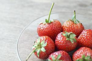 fraises fraîches dans un bol