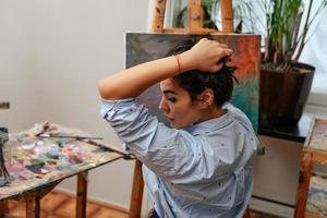 Jeune artiste travail sur une La peinture à le studio photo