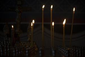 bougies dans église. bougies dans orthodoxe église. lumières dans sombre. religieux rite. photo