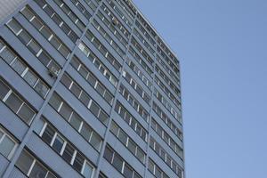 gris bâtiment avec les fenêtres. grand bâtiment dans ville. beaucoup de les fenêtres. photo