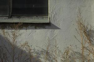 fenêtre dans bâtiment. vieux fenêtre dans industriel bâtiment. non peint mur. photo