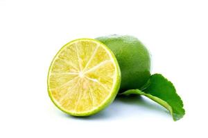 Fruits de citron vert tranchés sur fond blanc