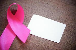 cancer du sein ruban rose avec du papier vide blanc sur fond de bois