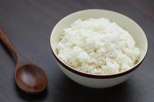 riz thaï dans un bol avec une cuillère en bois sur la table photo