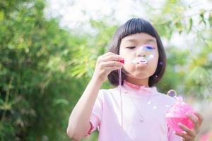 jeune fille asiatique souffler des bulles