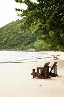 chaises en bois sur la plage en thaïlande