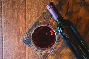 verre à vin et bouteille de vin sur la table en bois photo