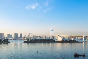 Pont arc-en-ciel à odaiba, tokyo au japon photo