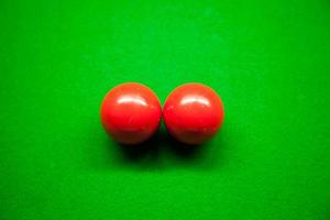 deux boules de billard rouges photo