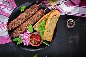 kebab Adana, agneau et du boeuf et toasts avec Pesto sauce. Haut vue