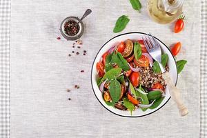 sarrasin salade avec Cerise tomates, rouge oignon et Frais épinard. végétalien aliments. régime menu. Haut voir. plat allonger