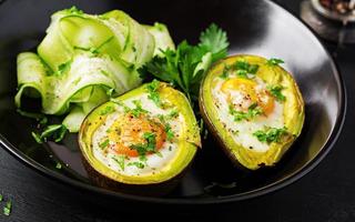 Avocat cuit avec Oeuf et Frais salade. végétarien plat. cétogène régime. céto nourriture photo