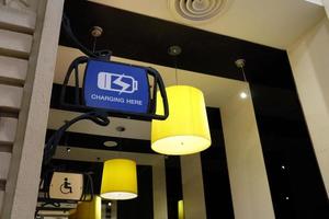 mise en charge ici signe dans gratuit mise en charge zone cette un service pour clients. photo