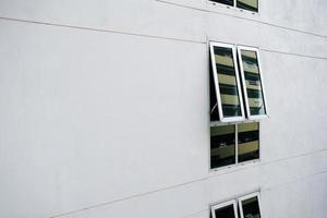 les fenêtres de le voiture parking bâtiment. photo