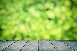 vide en bois table avec flou vert jardin arrière-plan, adapté produit présentation et toile de fond. photo