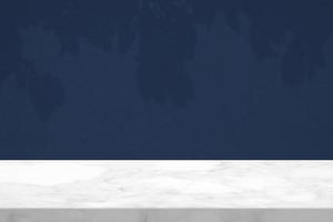 marbre table avec blanc stuc mur texture Contexte avec lumière faisceau et ombre dans cyan bleu Ton, adapté pour produit présentation toile de fond, afficher, et moquer en haut. photo