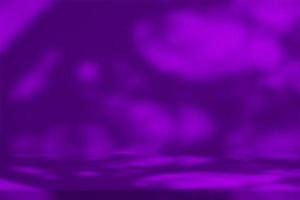 foncé violet stuc table avec la nature ombre sur béton mur texture arrière-plan, adapté pour cosmétique produit présentation toile de fond, afficher, et moquer en haut. photo
