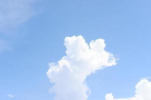 magnifique nuage sur bleu ciel comme une Contexte photo
