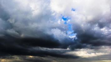 le ciel sombre avec de gros nuages convergeant et une violente tempête avant la pluie. ciel et environnement mauvais ou de mauvaise humeur. émissions de dioxyde de carbone, effet de serre, réchauffement climatique, changement climatique photo