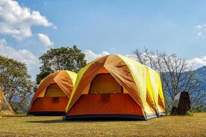 tente de camping au sommet de la montagne en hiver dans le nord de la thaïlande, vue sur les arbres, le ciel et les nuages en air clair. mise au point douce et sélective. photo