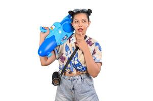 portrait jolie femme au festival de songkran avec pistolet à eau photo