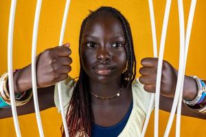 magnifique africain adolescent fille est rupture prison bars photo
